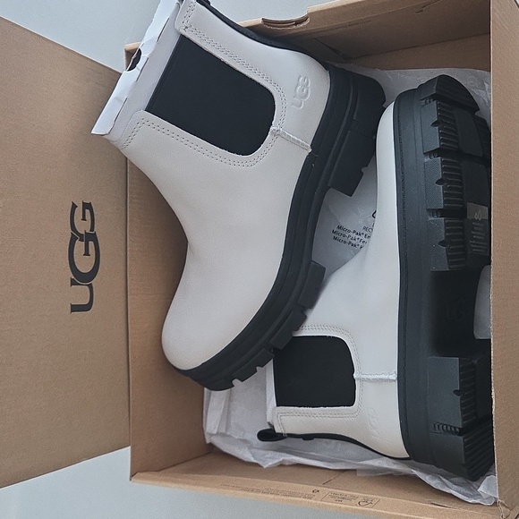 NWB UGG White Ashton Chelsea Boots, 7.5 - Picture 5 of 5